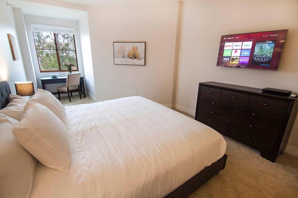 Large 2 Bed -2 Bath On Wilshire Corridor - S Los Angeles