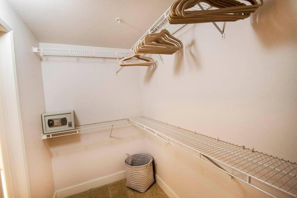 Large 2 Bed -2 Bath On Wilshire Corridor - S Apartment