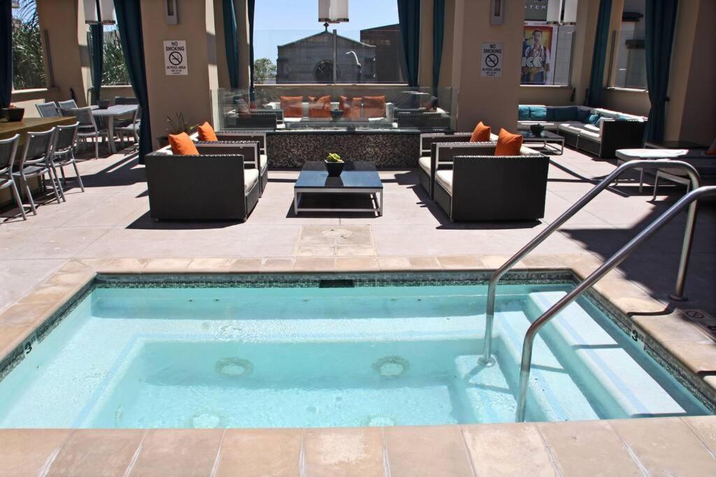 Large 2 Bed -2 Bath On Wilshire Corridor - S