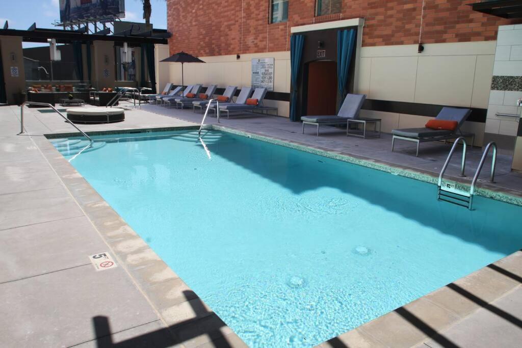 Large 2 Bed -2 Bath On Wilshire Corridor - S Apartment