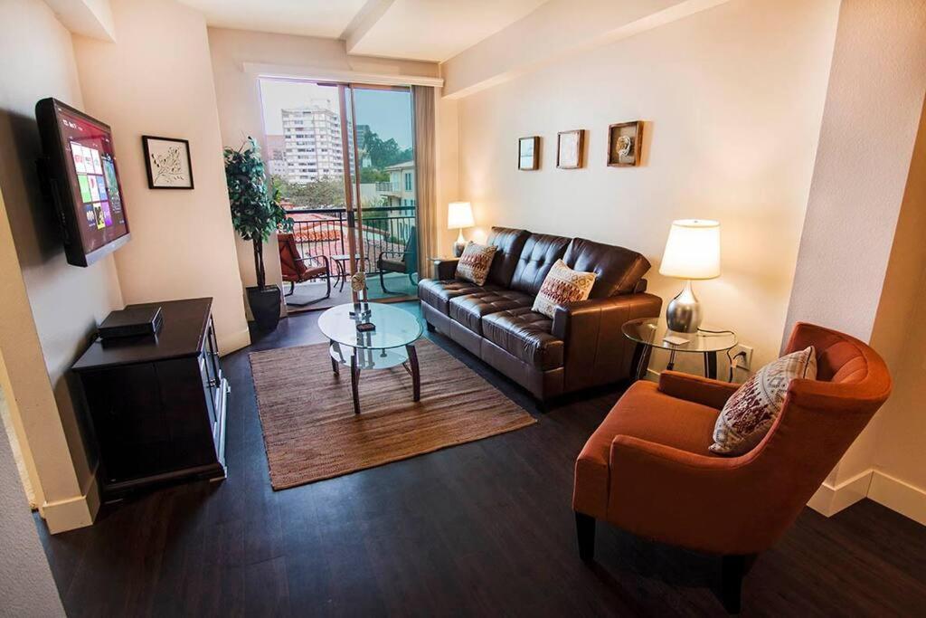 Apartment Large 2 Bed -2 Bath On Wilshire Corridor - S *