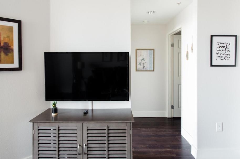 Large 2 Bed -2 Bath On Wilshire Corridor - S *