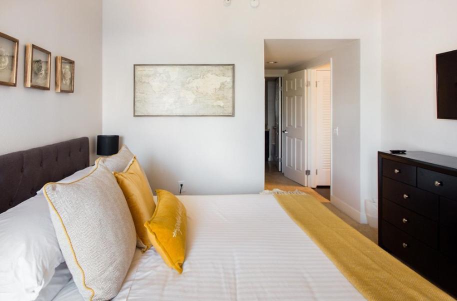 Apartment Large 2 Bed -2 Bath On Wilshire Corridor - S *